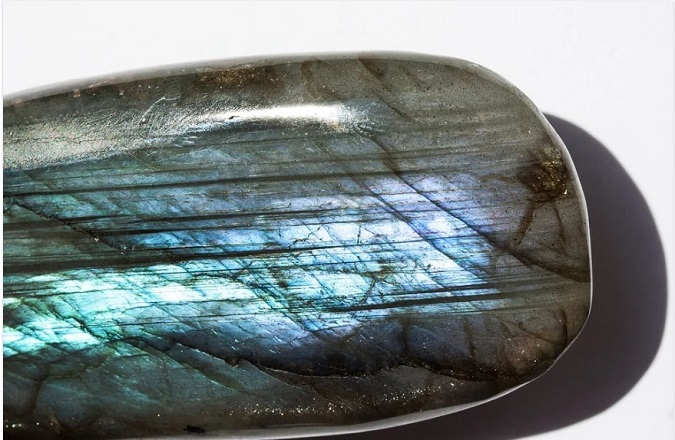 La labradorite : les origines et les bienfaits de cette pierre céleste