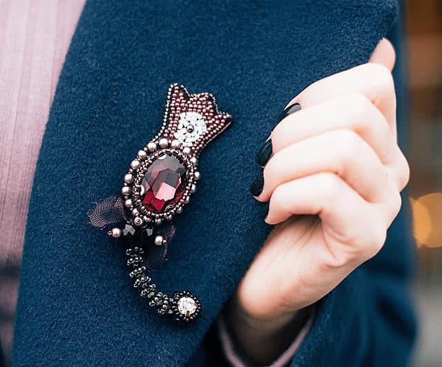 Pourquoi et comment porter une broche ?