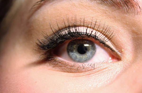 Les astuces pour se maquiller avec des faux cils
