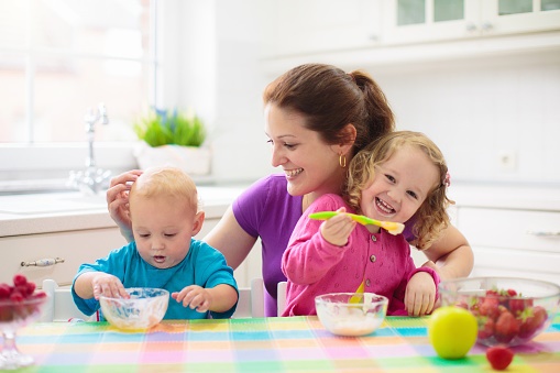Quels yaourts peut manger bébé, et à quel âge ?