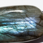 La labradorite : les origines et les bienfaits de cette pierre céleste