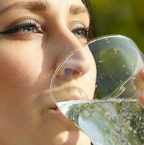 Comment bien boire de l'eau pétillante ?