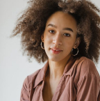 Soins cheveux texturés : conseils et gestes essentiels pour des cheveux en pleine santé