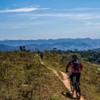 Faire du vélo sur des terrains accidentés : les avantages du VTT tout suspendu